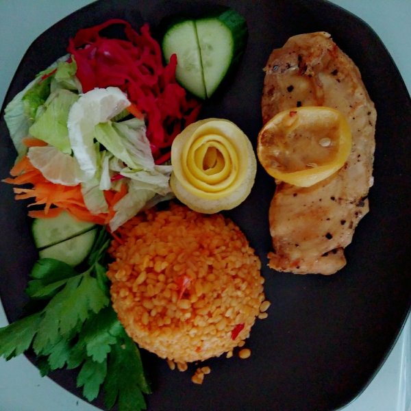 Öğle Yemeklerimiz; Fırında Izgara Balık, Karalahana& Havuç & Iceberg Salata, Meyhane Pilavı